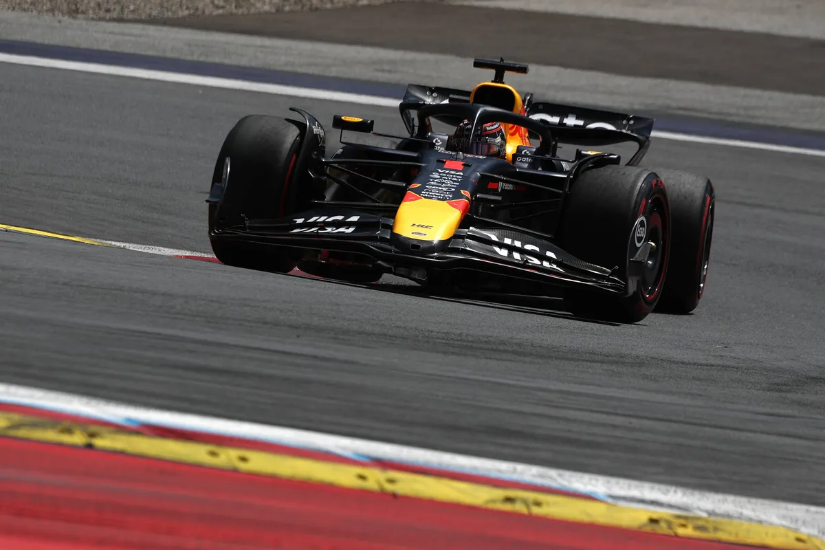 Max Verstappen snijdt de derde bocht aan tijdens de kwalificatie in Oostenrijk