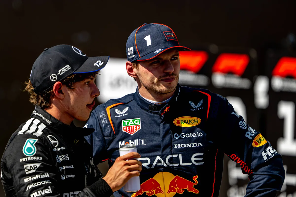 Max Verstappen en Kimi Antonelli met elkaar in gesprek na de race in Canada waar Antonelli zijn eerste F1-podium behaalde