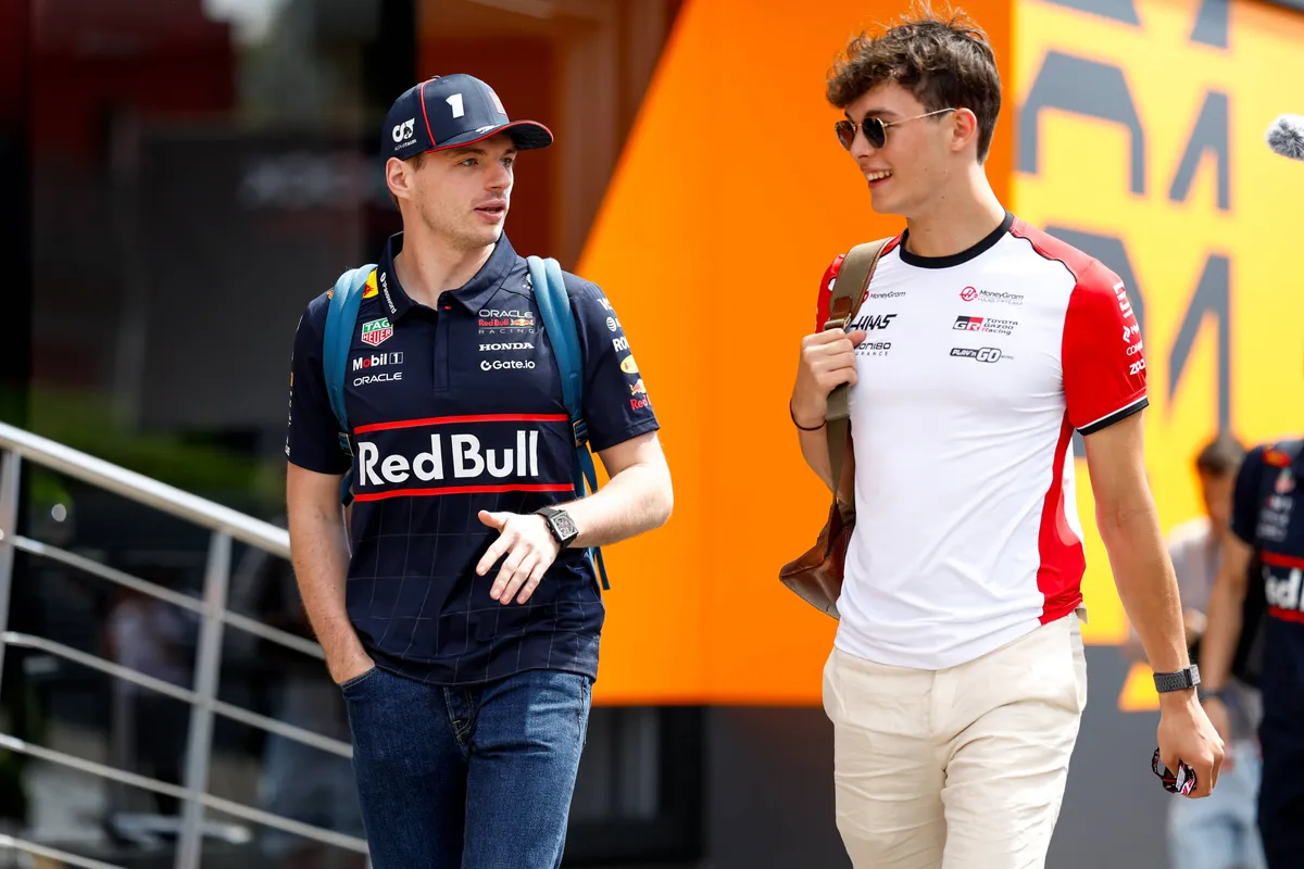 Max Verstappen en Oliver Bearman praten met elkaar in de paddock