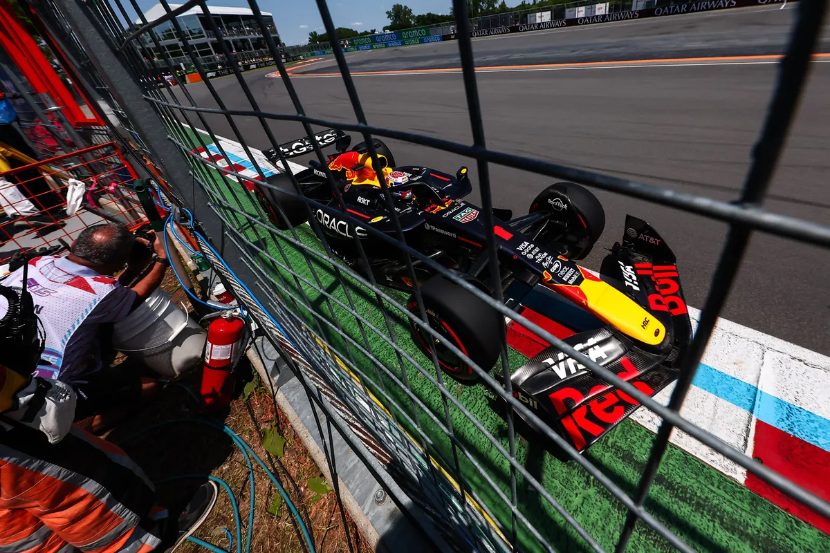 De RB21 van Max Verstappen suist langs de muur op in Canada