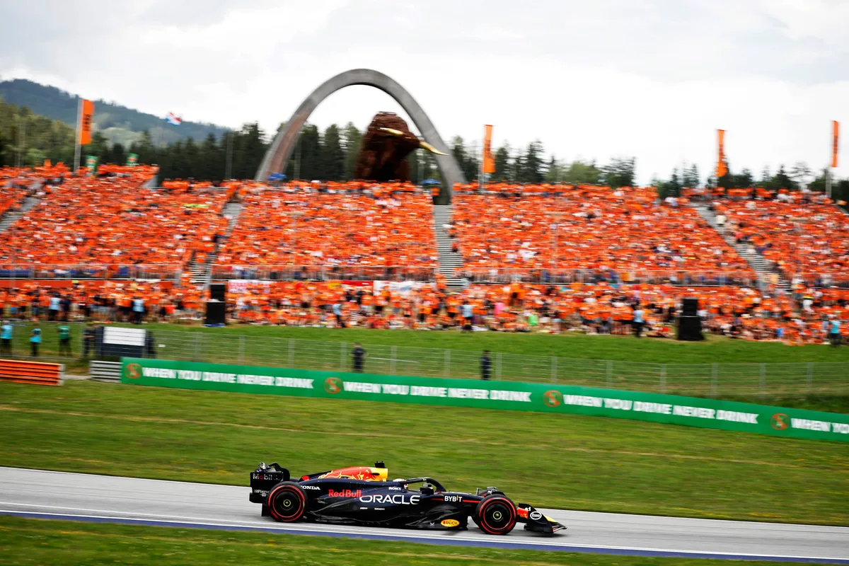 De Red Bull Ring gevuld met Oranje Nederlandse fans schreeuwt Max Verstappen naar de zege