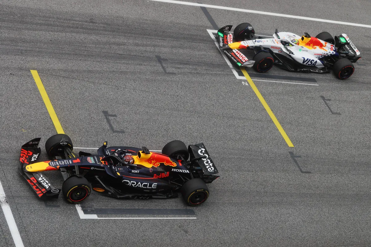 Max Verstappen en Isack Hadjar op de startgrid in Oostenrijk
