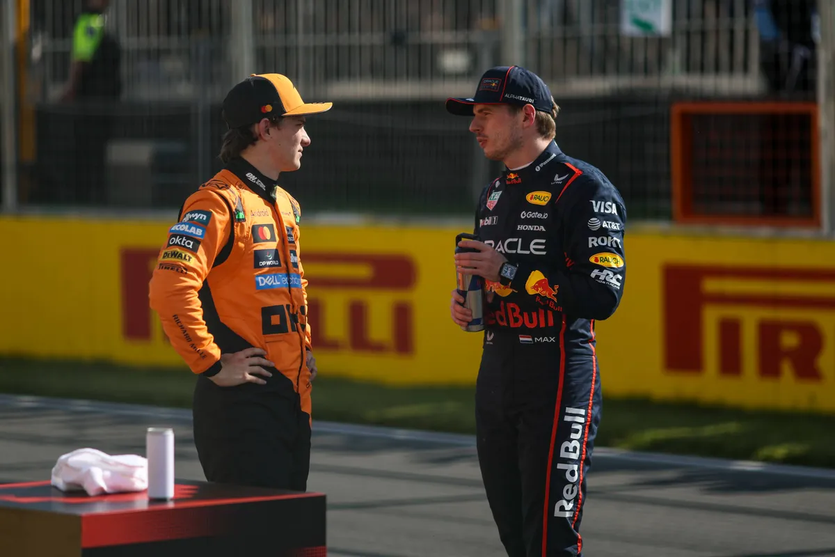 Max Verstappen en Oscar Piastri praten na, na de kwalificatie voor de race in Montreal