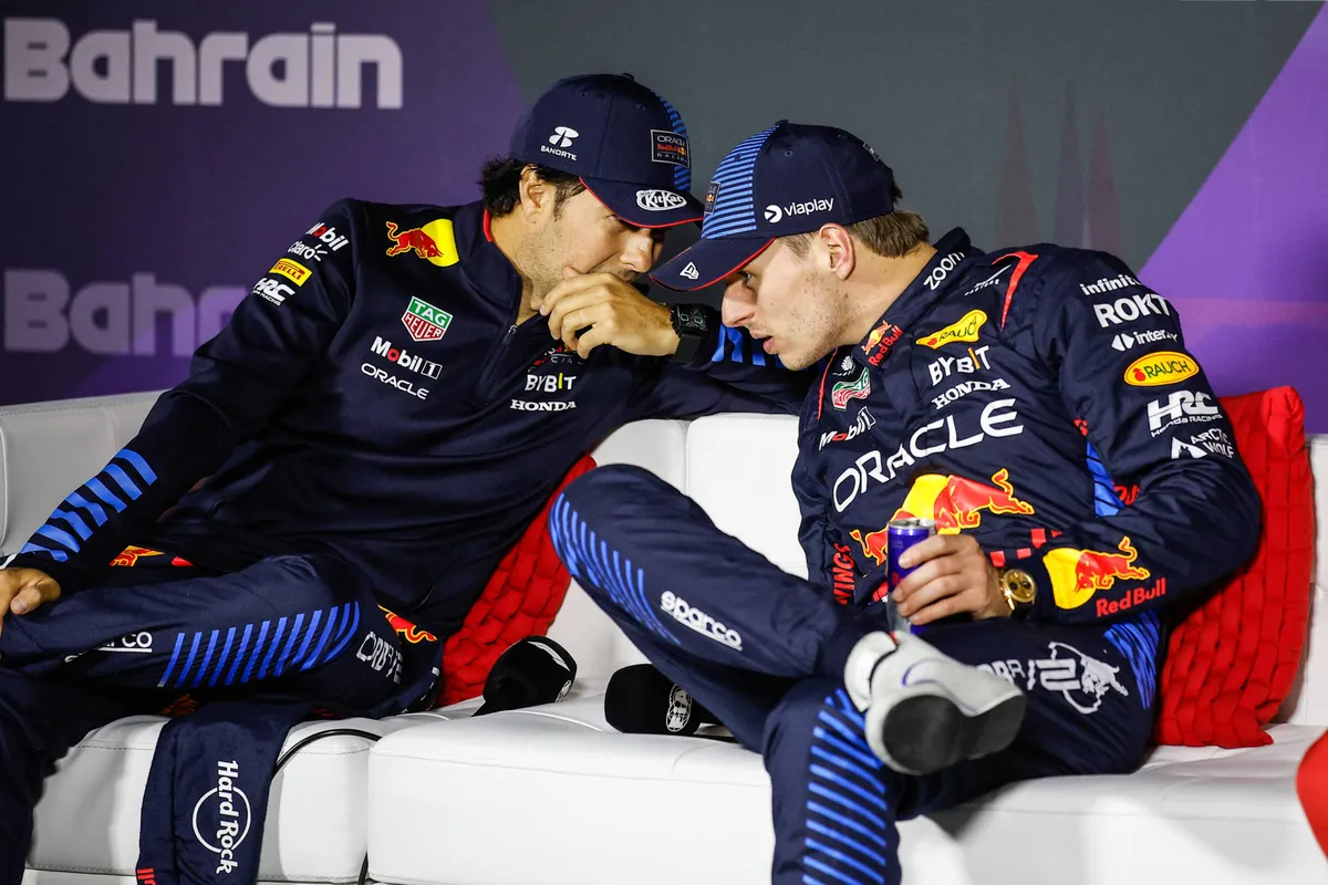 Max Verstappen en voormalig Red Bull-teamgenoot Sergio Pérez zijn met elkaar in gesprek tijdens de persconferentie in Bahrein
