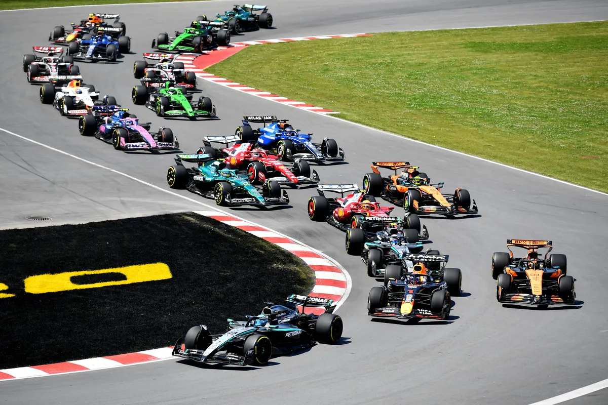 De start van de race in Montreal met George Russell op kop, gevolgd door Max Verstappen en Oscar Piastri