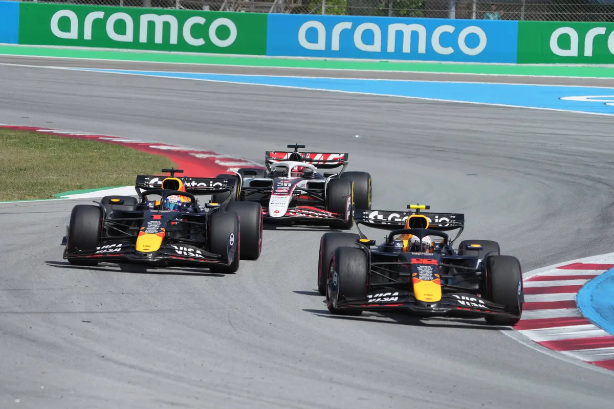 Max Verstappen haalt teamgenoot Yuki Tsunoda in en zet hem op een ronde in Barcelona