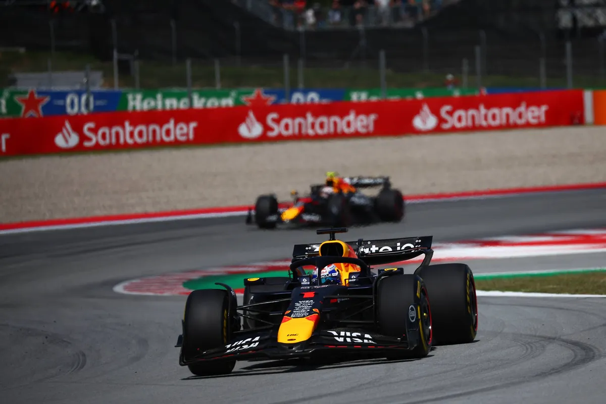Max Verstappen en Red Bull-teamgenoot Yuki Tsunoda in Barcelona