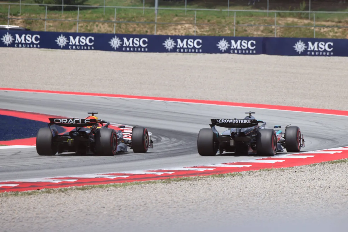 Het moment voordat Max Verstappen en George Russell crashen in Spanje