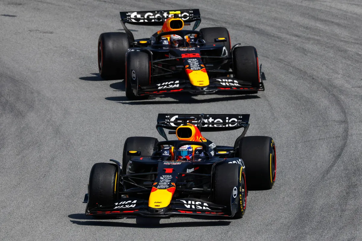 Max Verstappen en Yuki Tsunoda tijdens de race in Spanje voor Red Bull Racing