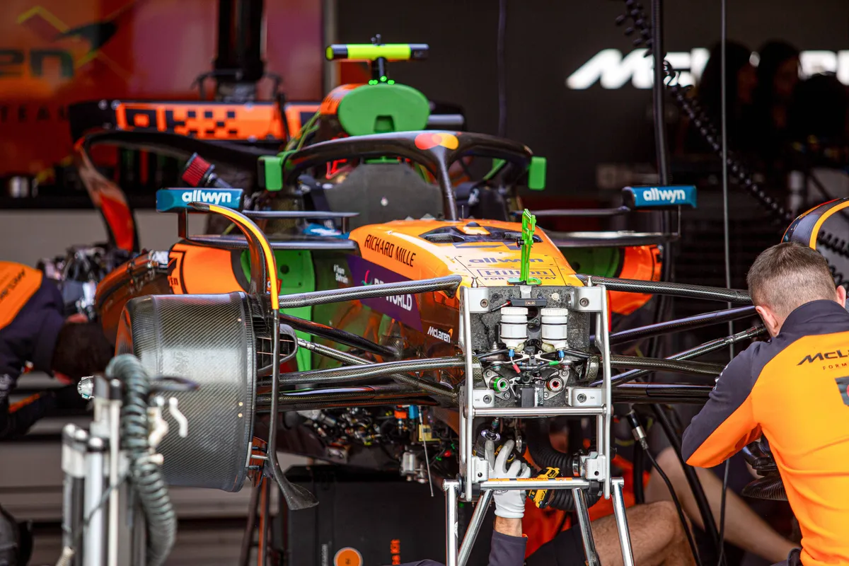 De McLaren MCL39 van Lando Norris staat in de garage in Canada