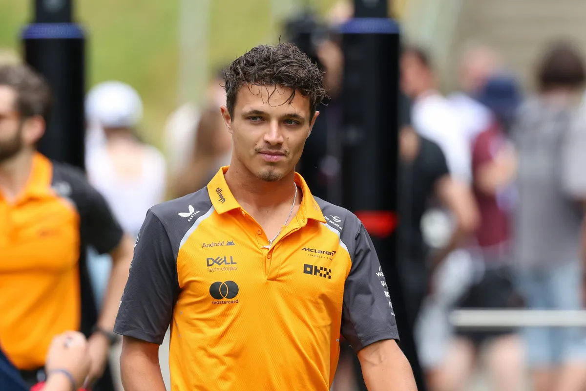 McLaren-coureur Lando Norris in de paddock in Oostenrijk