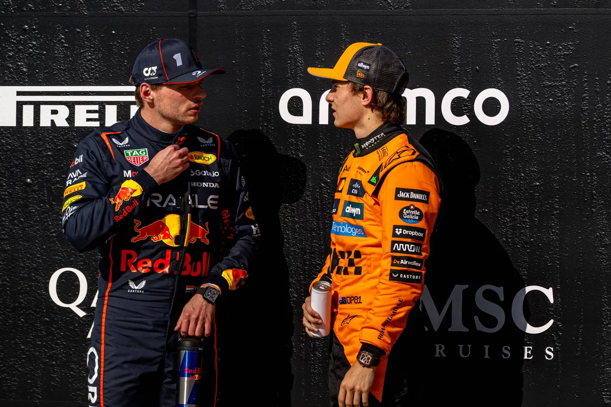 McLaren-coureur Oscar Piastri bespreekt de uitslag van de kwalificatie in Canada met Max Verstappen