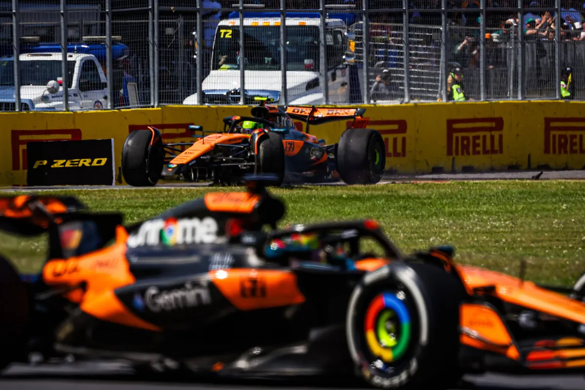 Oscar Piastri raast het beeld voorbij terwijl de auto van Lando Norris stilstaat na een zware crash in Montreal