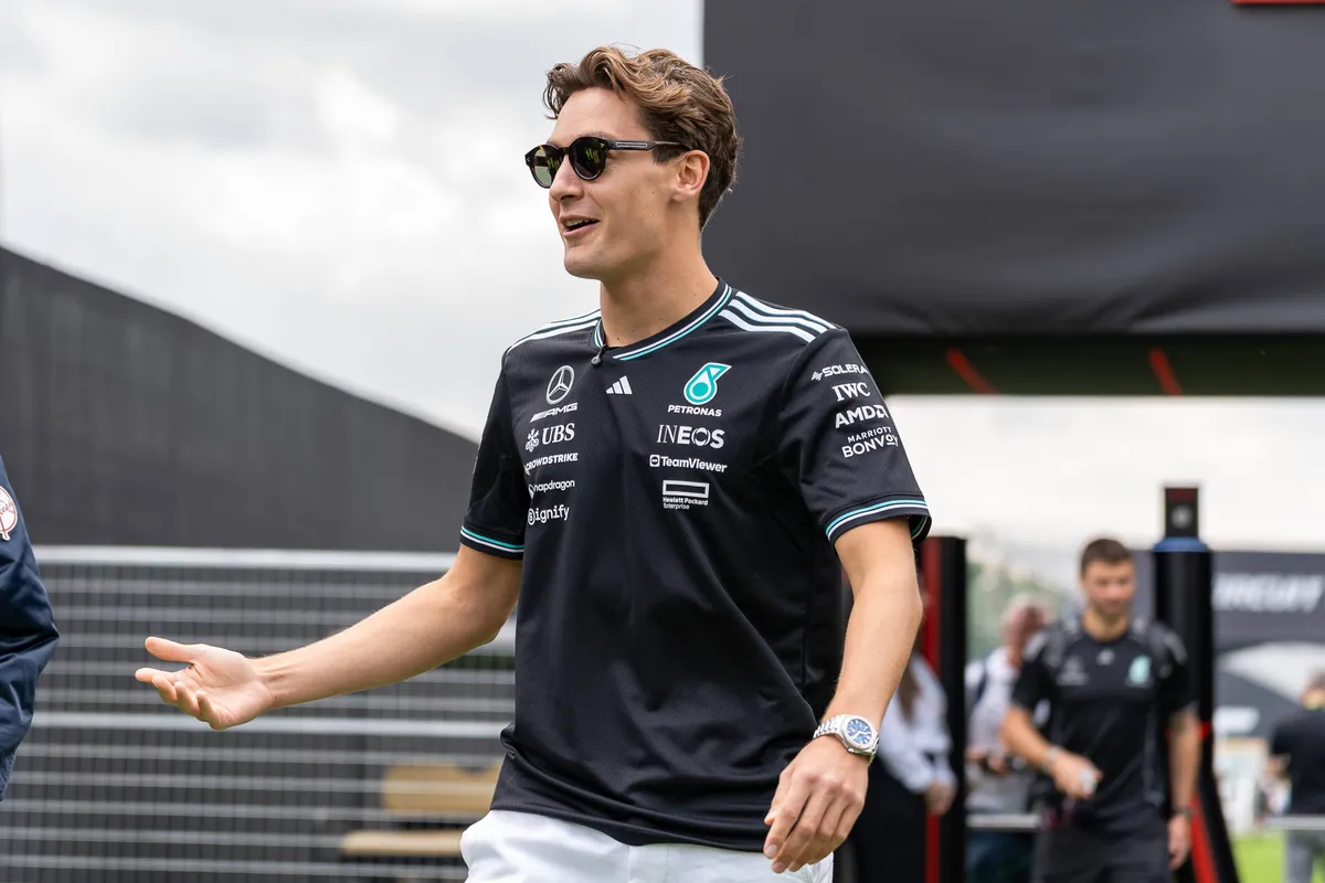 George Russell arriveert in de paddock in Canada