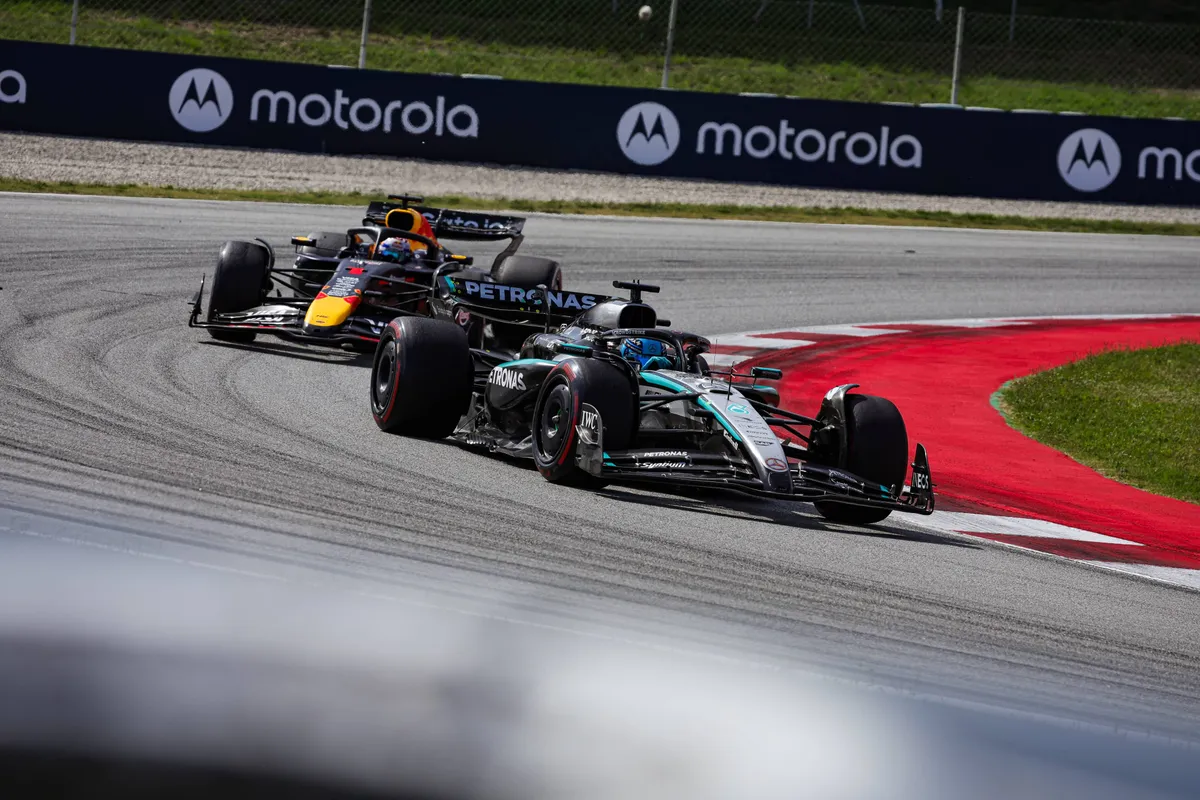 Max Verstappen en George Russell tijdens de slotfase van de race in Spanje