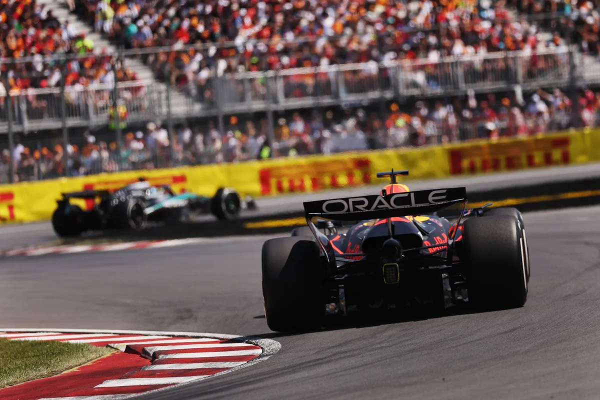 Max Verstappen achtervolgt George Russell in de race in Canada