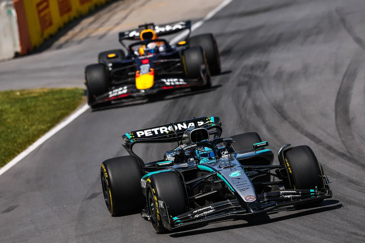 Max Verstappen achtervolgt George Russell tijdens de race in Montreal