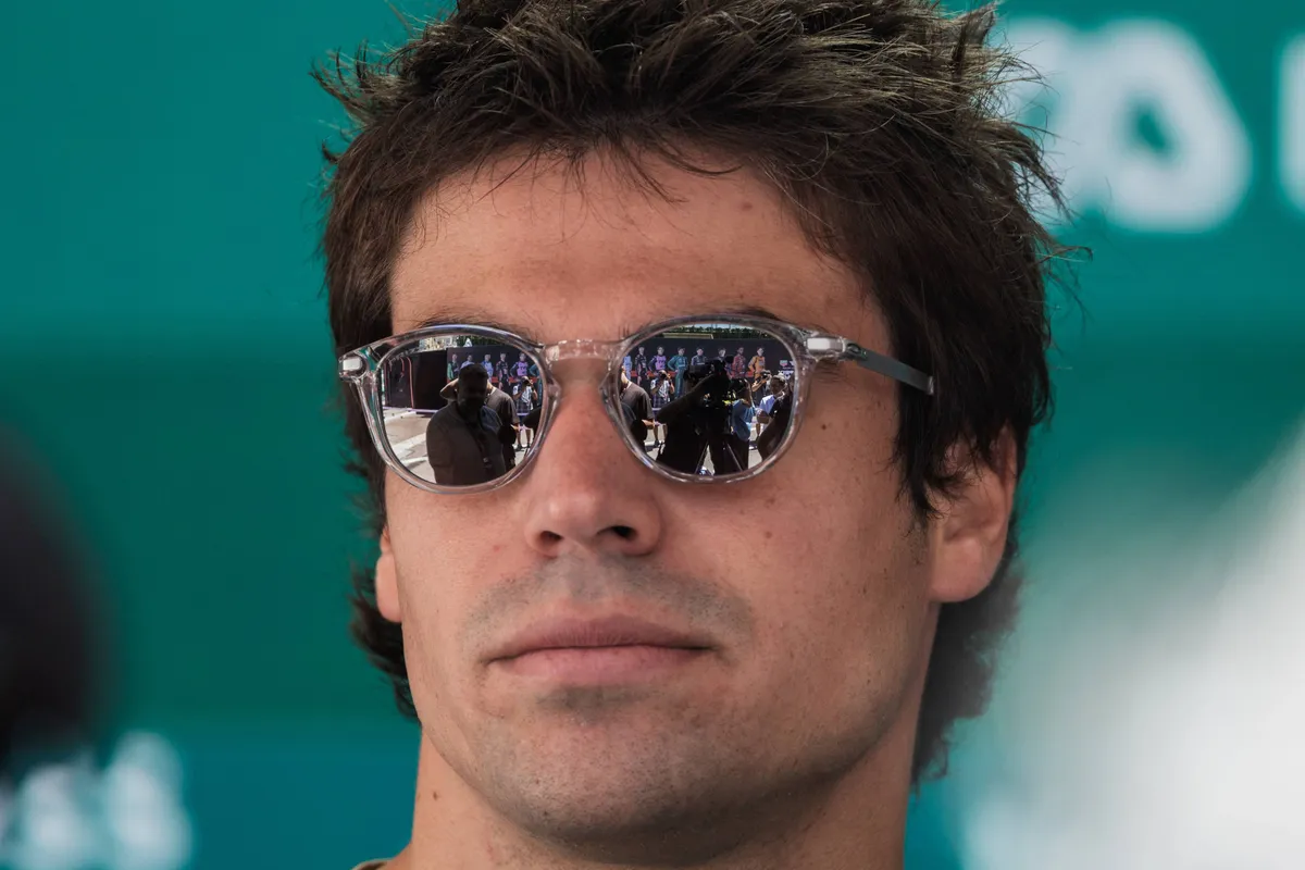 Aston Martin-coureur Lance Stroll in de paddock in Monaco