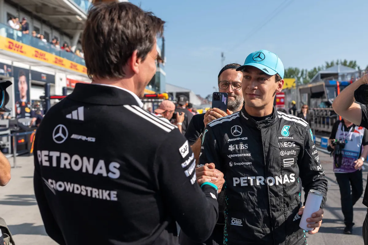Mercedes-baas Toto Wolff met George Russell in Canada