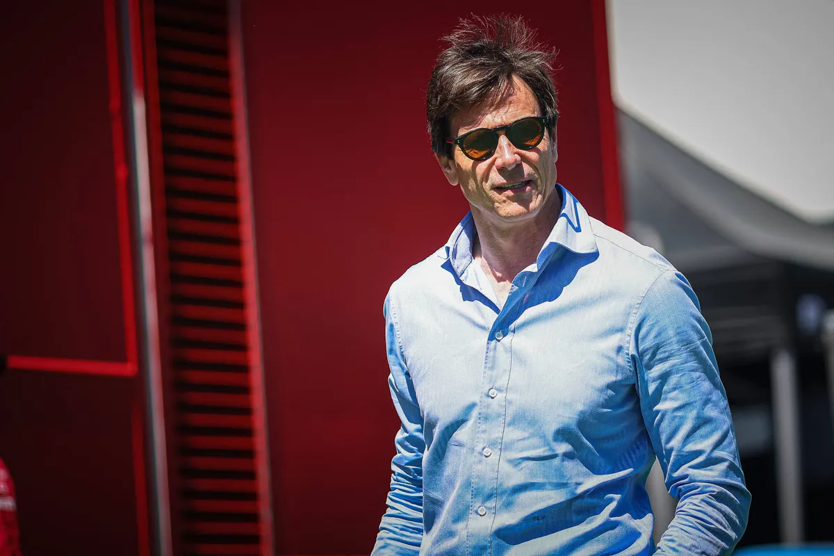 Mercedes-baas Toto Wolff in de paddock in Barcelona