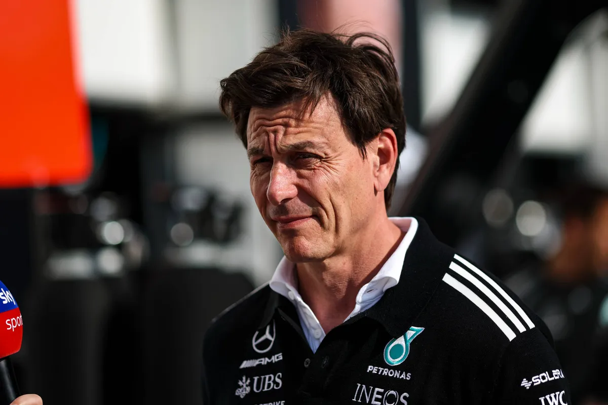 Mercedes-baas Toto Wolff loopt door de pitstraat in Montreal