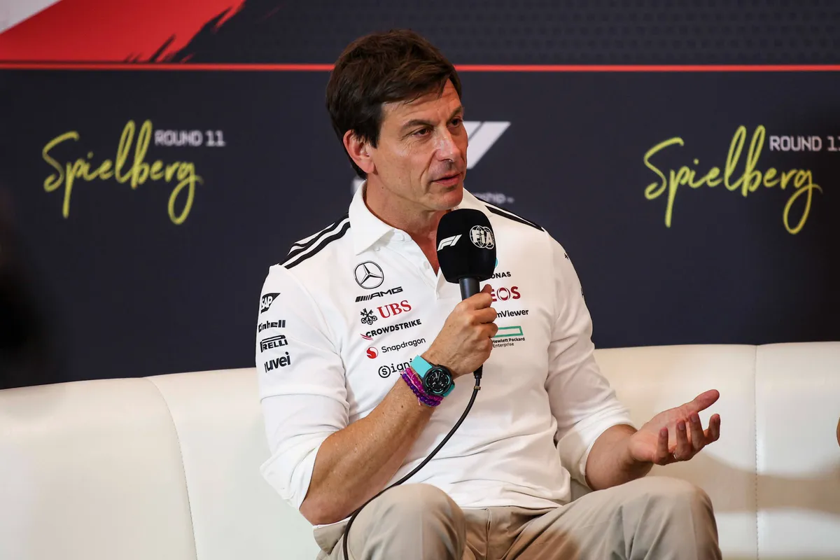 Mercedes-baas Toto Wolff staat de pers te woord tijdens de persconferentie in Oostenrijk