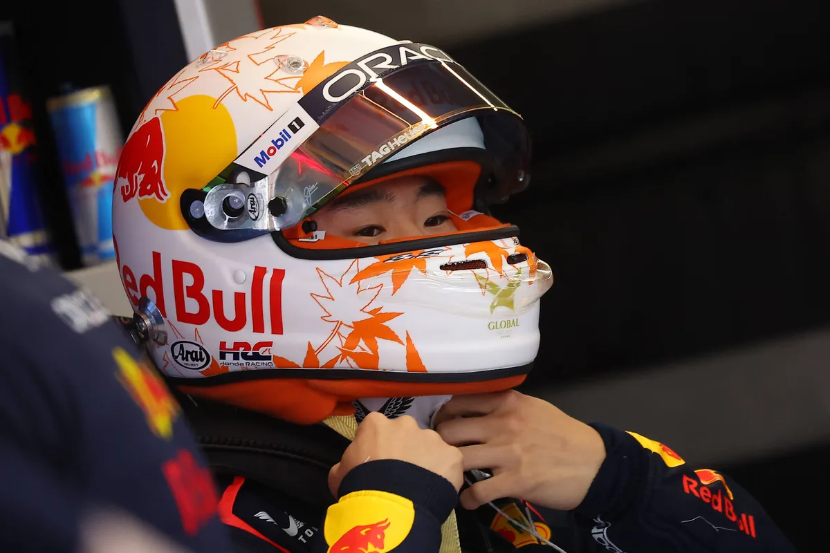 Yuki Tsunoda doet zijn helm op voor hij in de Red Bull stapt in Barcelona