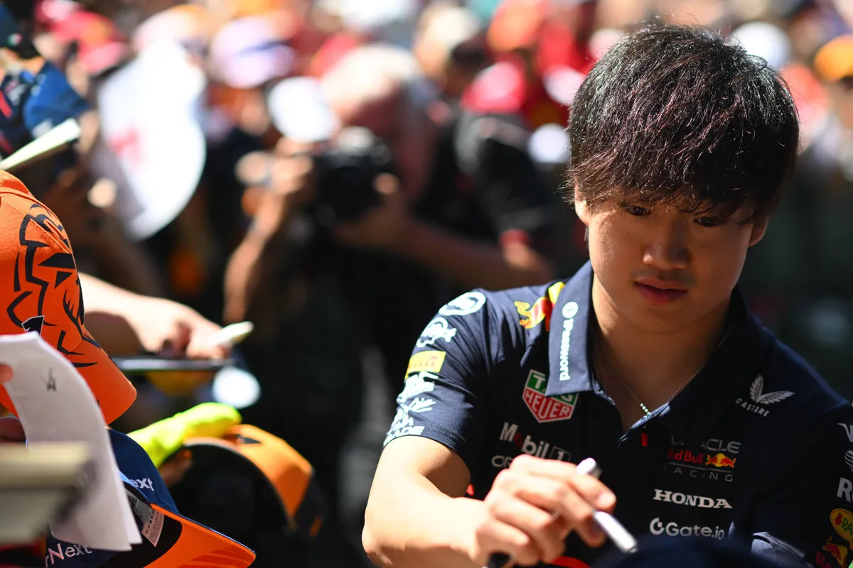 Red Bull-coureur Yuki Tsunoda deelt handtekeningen uit voor de race in Oostenrijk
