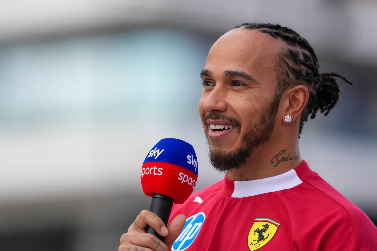 Ferrari-coureur Lewis Hamilton lacht tijdens zijn interview met Sky Sports in Silverstone