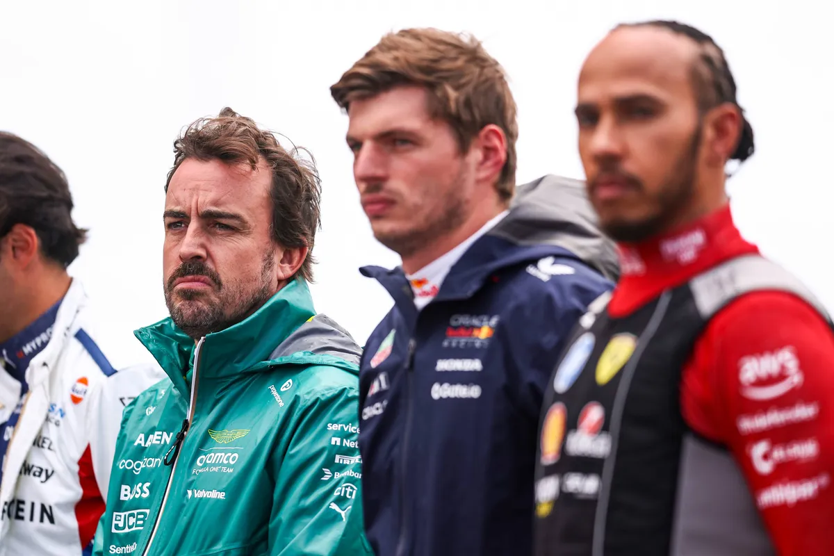 Max Verstappen, Lewis Hamilton en Fernando Alonso staan naast elkaar op de Formule 1-grid in Groot-Brittannië