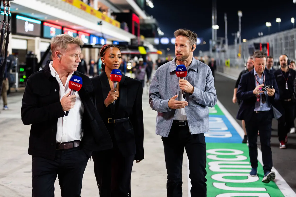 Jenson Button voor Sky Sports in de F1-pitlane