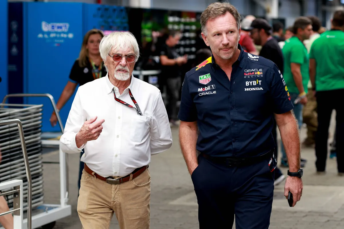Bernie Ecclestone, voormalig F1-eigenaar, in gesprek met voormalig Red Bull-teambaas Christian Horner tijdens de Grand Prix van Brazilië in 2024