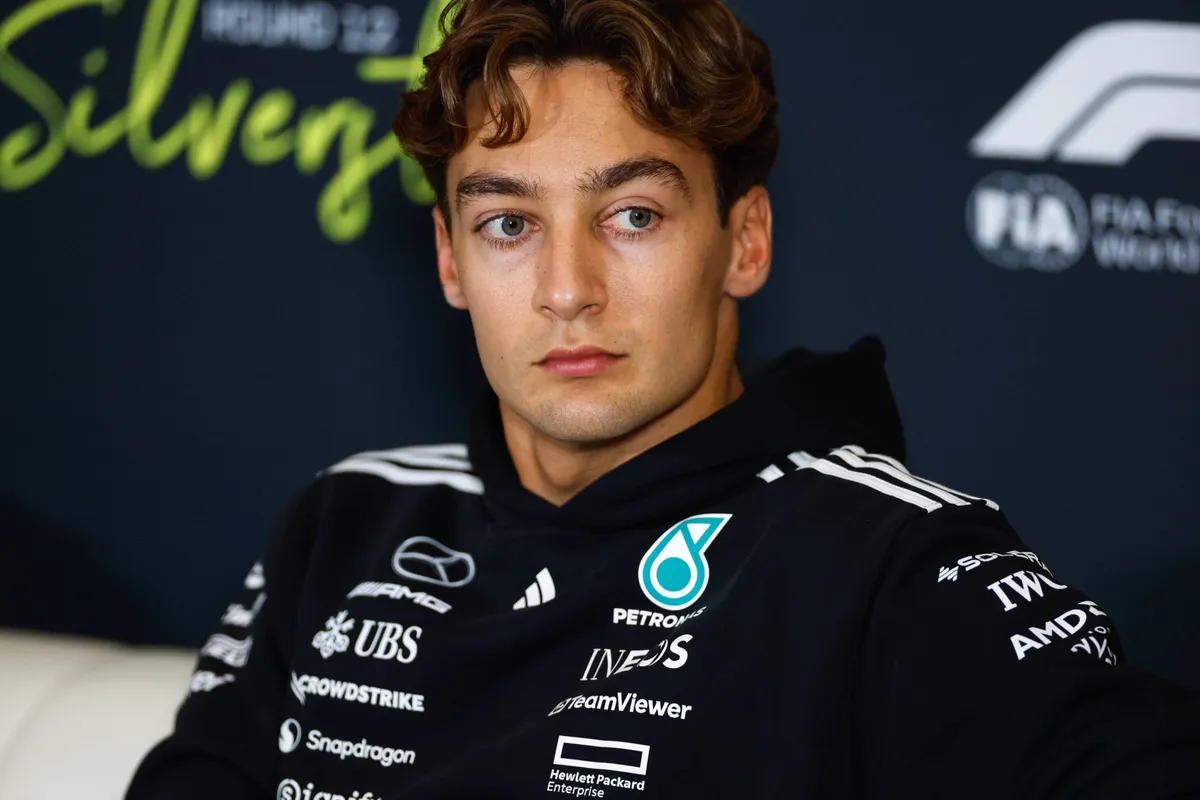 Mercedes-coureur George Russell tijdens de persconferentie in Groot-Brittannië