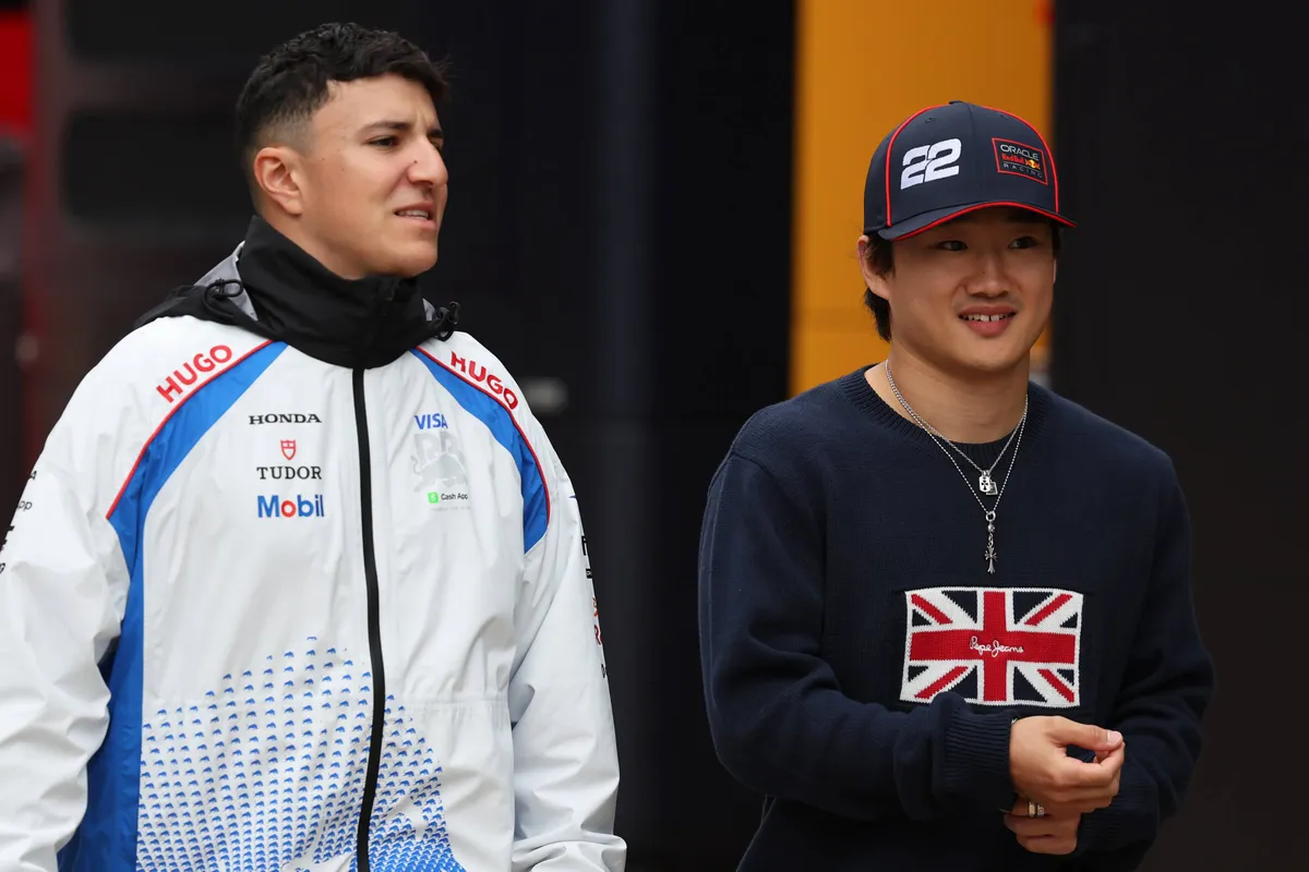 Isack Hadjar en Yuki Tsunoda arriveren samen op Silverstone voor het Grand Prix-weekend in Groot-Brittannië