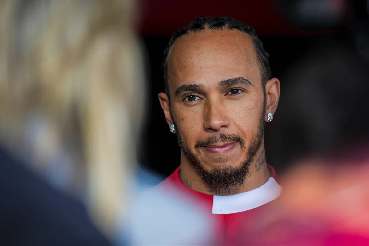Ferrari-coureur Lewis Hamilton in Groot-Brittannië op de mediadag