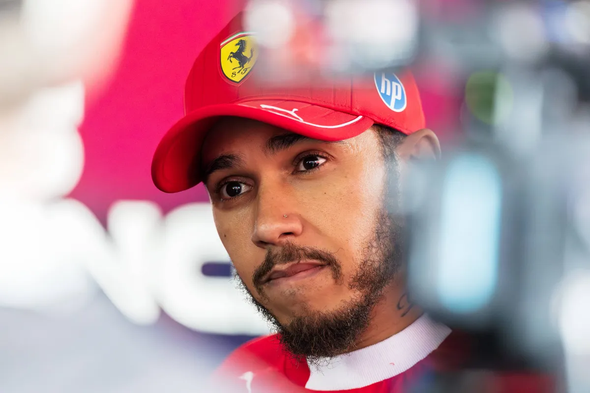 Ferrari-coureur Lewis Hamilton staat de pers te woord in België