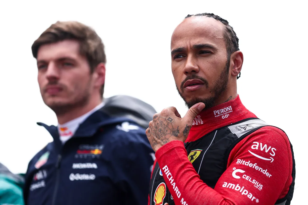 Lewis Hamilton staat naast Max Verstappen op de grid in Groot-Brittannië
