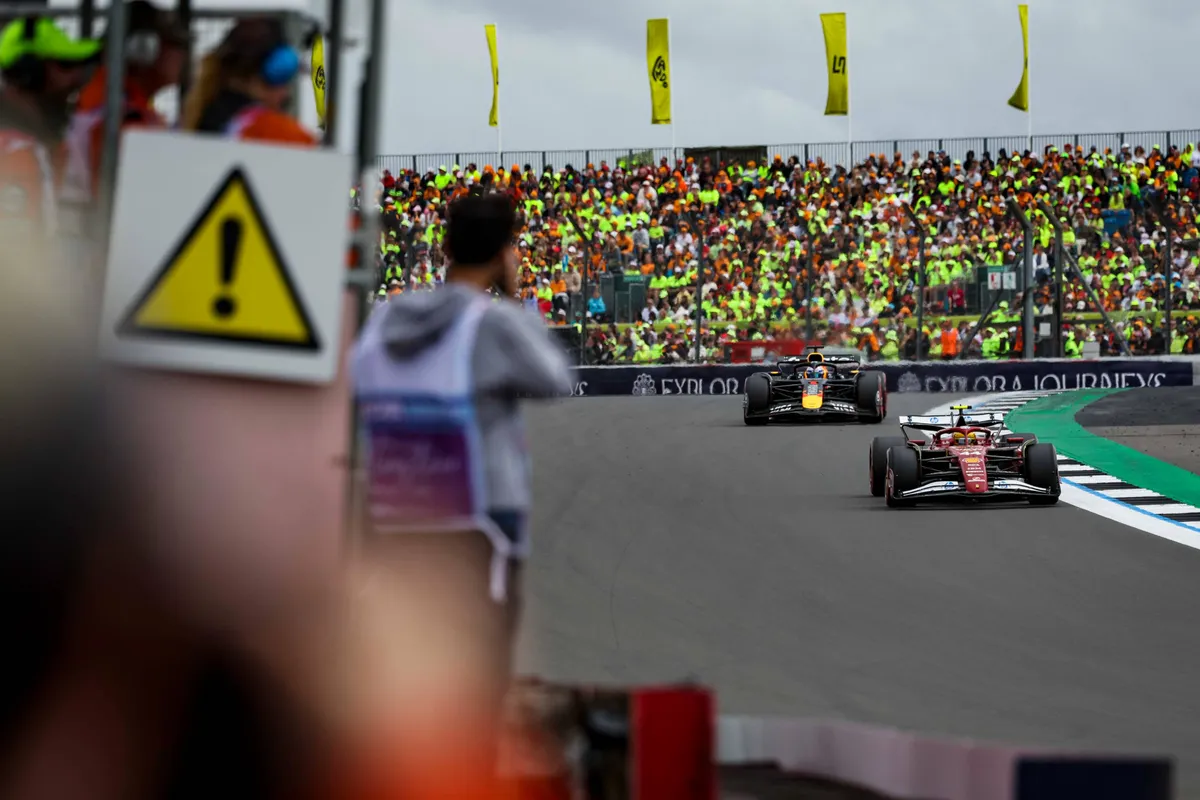 Max Verstappen en Lewis Hamilton op Silverstone