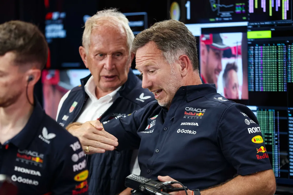 Red Bull-teambaas Christian Horner in gesprek met Helmut Marko in de garage in Oostenrijk