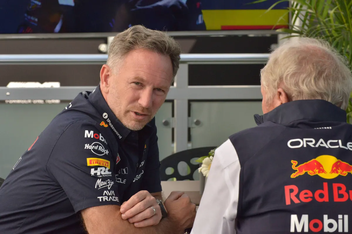 Christian Horner in gesprek met Helmut Marko in de Red Bull-hospitality