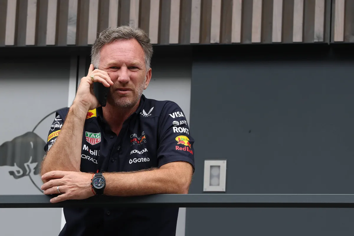 Voormalig Red Bull-teambaas Christian Horner aan de telefoon tijdens het raceweekend in Groot-Brittannië