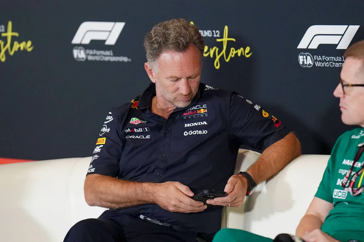 Christian Horner kijkt op zijn telefoon tijdens de persconferentie voor teambazen in Groot-Brittannië