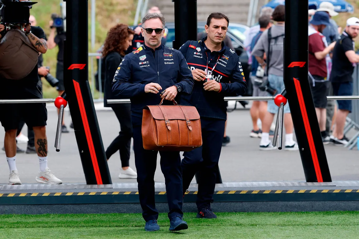 Voormalig Red Bull-teambaas Christian Horner arriveert in de paddock