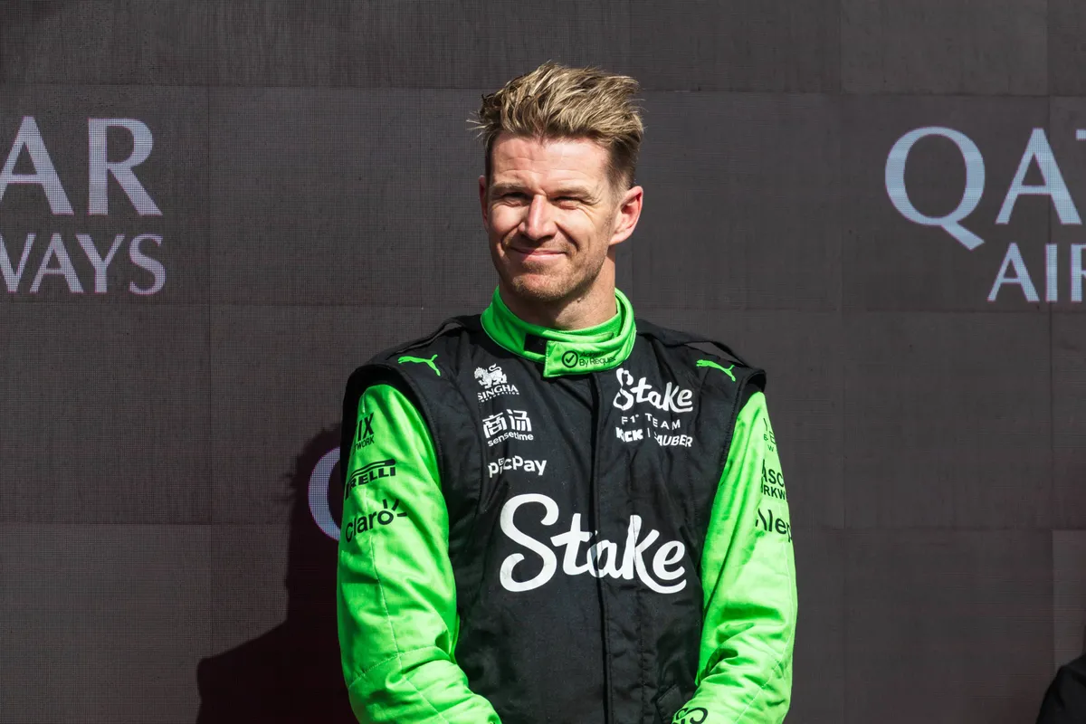 Sauber-coureur Nico Hülkenberg op het podium in Groot-Brittannië