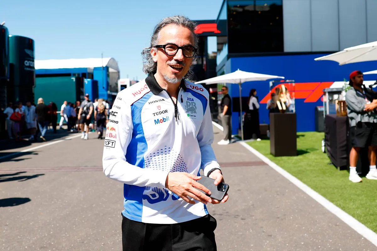 Laurent Mekies als teambaas voor Racing Bulls in de paddock in de Formule 1