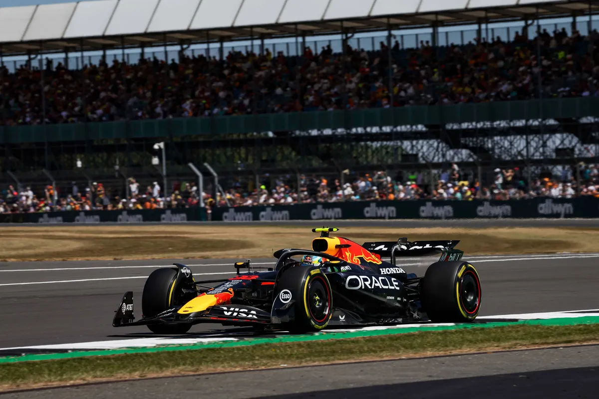 Red Bull-junior Arvid Lindblad in actie tijdens VT1 voor Red Bull in Groot-Brittannië
