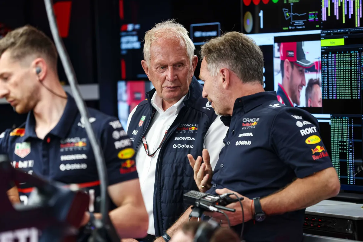 Helmut Marko in gesprek met voormalig Red Bull-teambaas Christian Horner