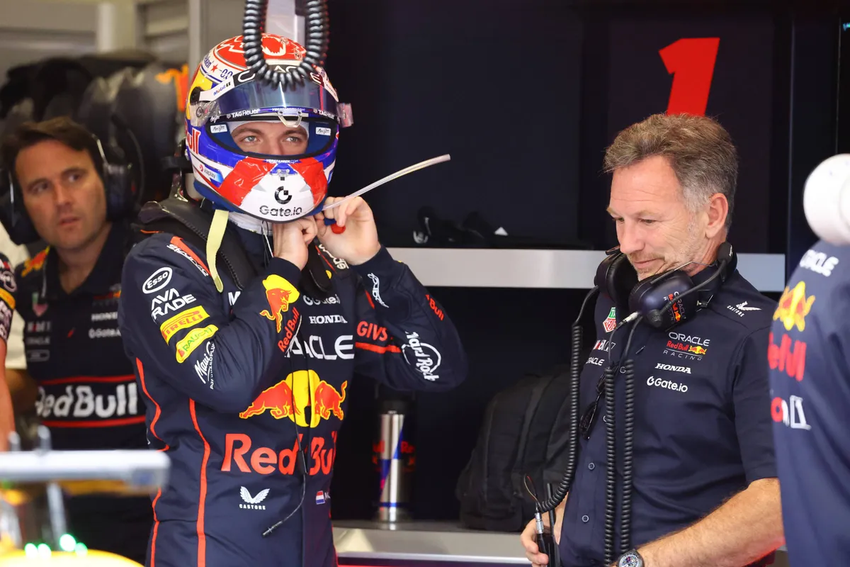Max Verstappen in gesprek met Christian Horner in de Red Bull-garage