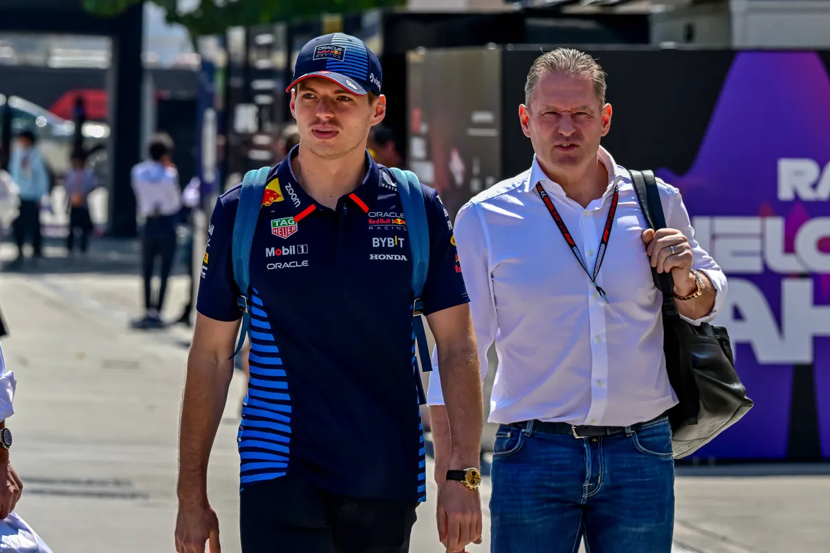 Max Verstappen en vader Jos Verstappen tijdens de Grand Prix van Bahrein in 2024