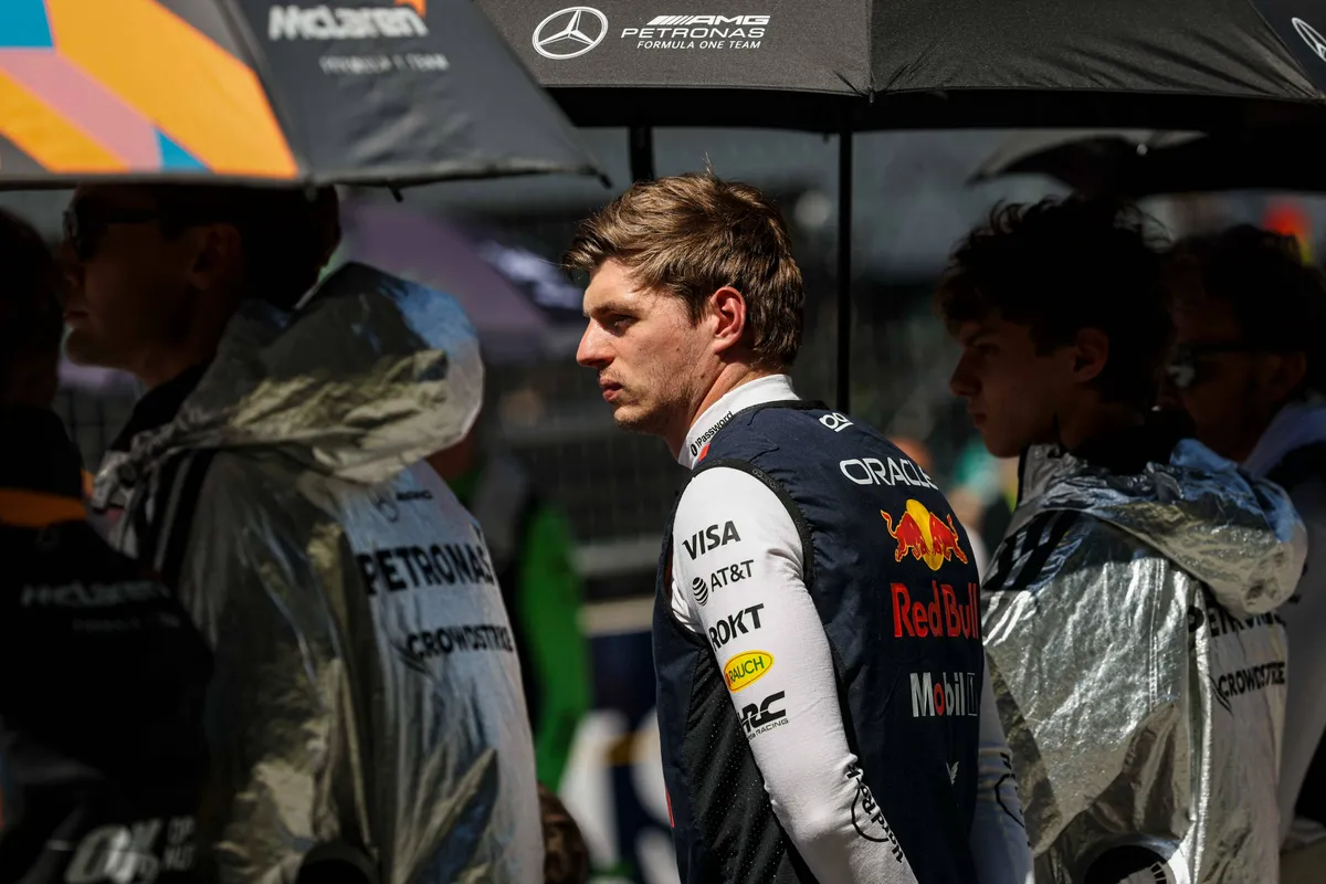Max Verstappen op de grid voor de race in Oostenrijk tussen Mercedes-coureurs George Russell en Kimi Antonelli